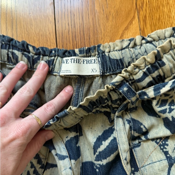 Floral Print Women's Pants in Blue and Cream - Picture 3 of 4